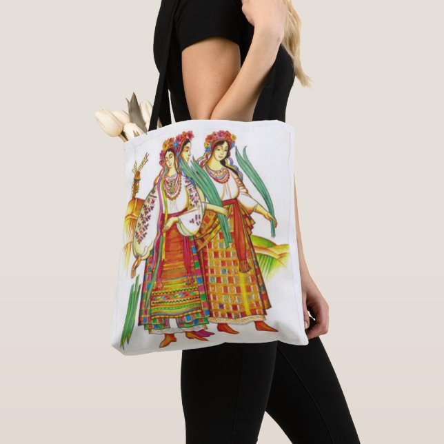Femmes ukrainiennes dans le sac fourre-tout à robe (De près)