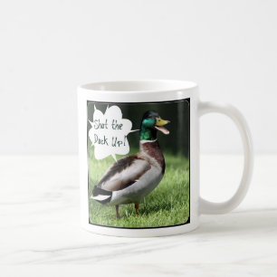 Fermez le canard vers le haut de la tasse