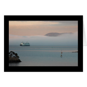 Ferry dans le brouillard couché de soleil