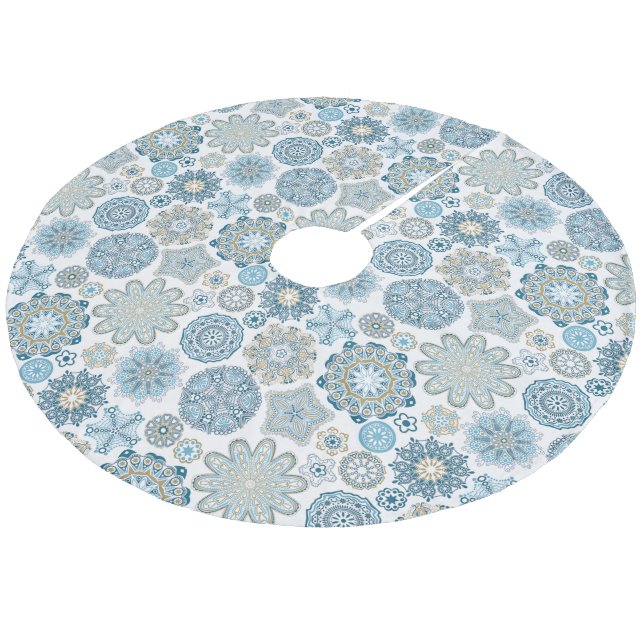 Festive Chic Floral Mandala Snow Flakes Pattern Fleece Tree Skirt (Angled)