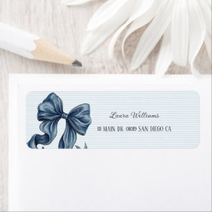 Fête de bébé au noeud papillon en jeans bleus