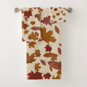 Feuille d'automne d'or sur la crème faite sur