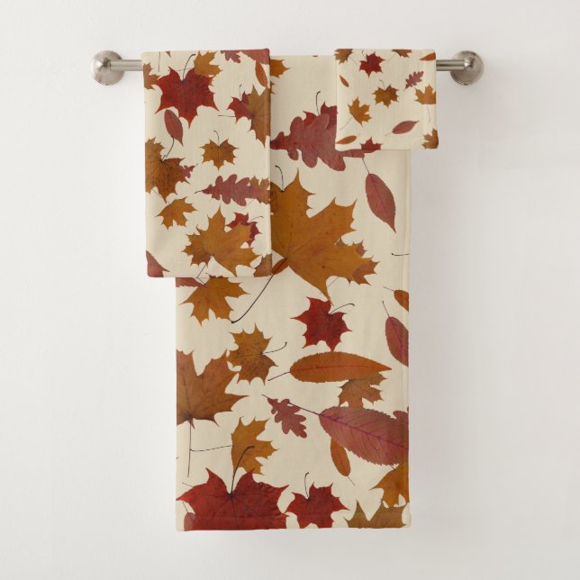 Feuille d'automne d'or sur la crème faite sur (En situation)