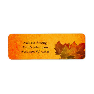 Feuille d'automne rougeoyant dans la coutume