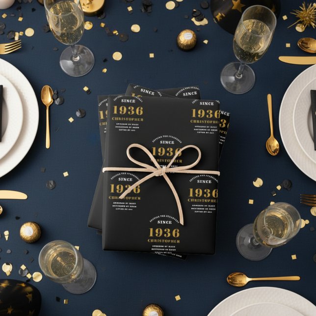 Feuille De Papier Cadeau 90th Birthday born 1936 Ajouter Nom Black Gold (1936 black and gold wrapping paper on presents on blue table cloth)