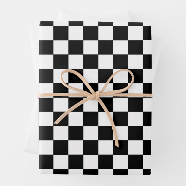 Feuille De Papier Cadeau à damiers noir et blanc (En situation)