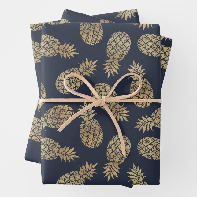 Feuille De Papier Cadeau Ananas en or sur bleu marine (En situation)