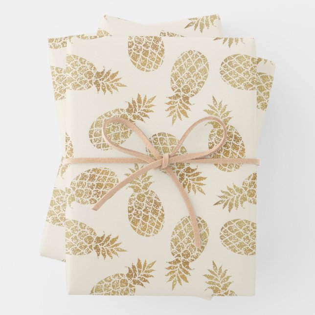 Feuille De Papier Cadeau Ananas en or sur ivoire (En situation)