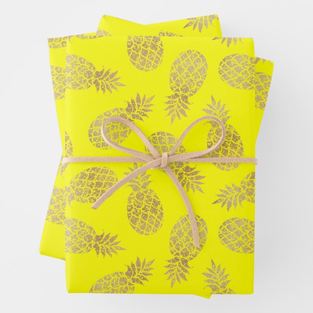 Feuille De Papier Cadeau Ananas en or sur Jaune (En situation)