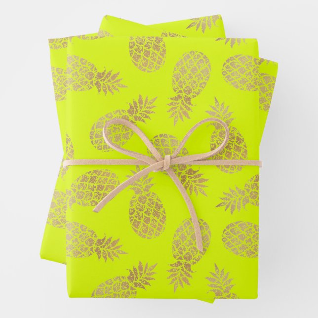 Feuille De Papier Cadeau Ananas en or sur la Chartreuse (En situation)