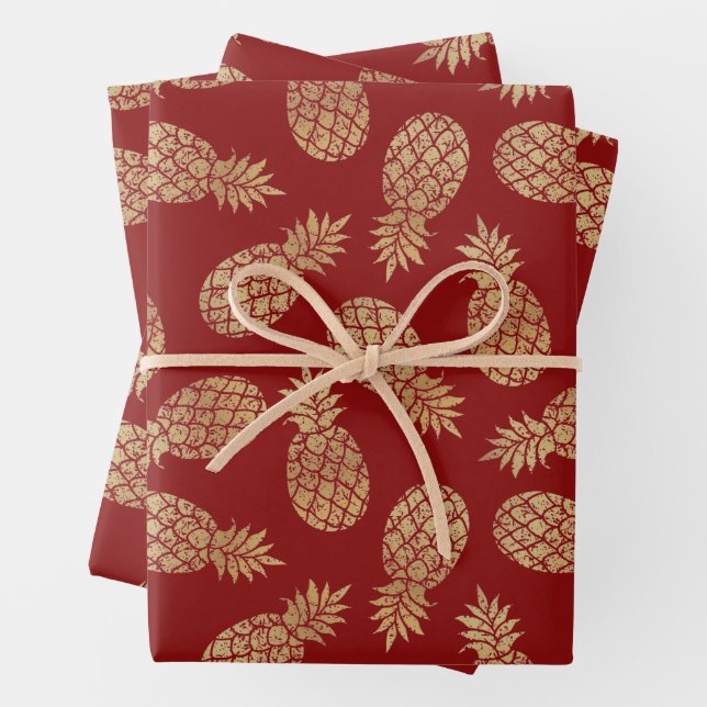 Feuille De Papier Cadeau Ananas en or sur rouge profond (En situation)