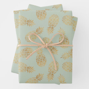 Feuille De Papier Cadeau Ananas en or sur Sage Green