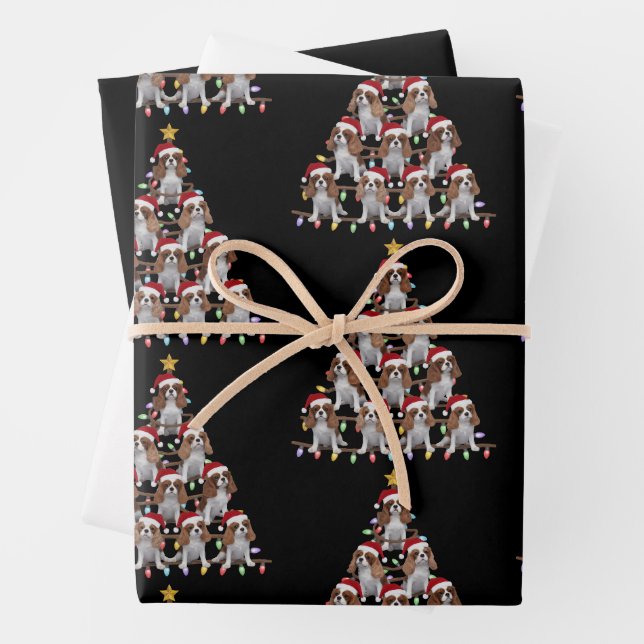 Feuille De Papier Cadeau Arbre de Noël Santa Cavalier King Charles Spaniel  (En situation)
