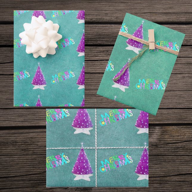 Feuille De Papier Cadeau Arbres d'argent rose coloré Joyeux texte de Noël (Pink silver trees bright Merry Christmas on blues and green sheets of gift wrapping paper.)