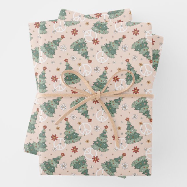 Feuille De Papier Cadeau Arbres de Noël et signes de paix Motif (En situation)