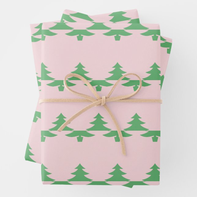 Feuille De Papier Cadeau Arbres de Noël vert lunaire sur rose pâle (En situation)