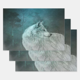 Feuille De Papier Cadeau Beau loup gris dans une forêt foncée