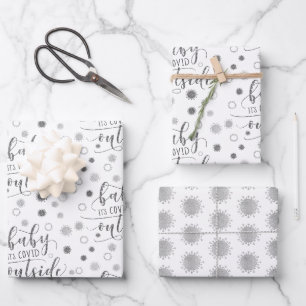 Feuille De Papier Cadeau BÉBÉ AMUSANT SON COVIDE À L'EXTÉRIEUR DE LA Partie