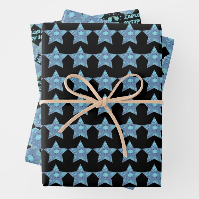 Feuille De Papier Cadeau Bébé bleu Alien Étoiles et planètes Motifs (En situation)