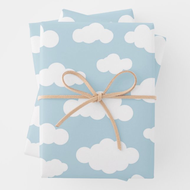 Feuille De Papier Cadeau Bébé mignon Nuages pastel bleu et blanc (En situation)