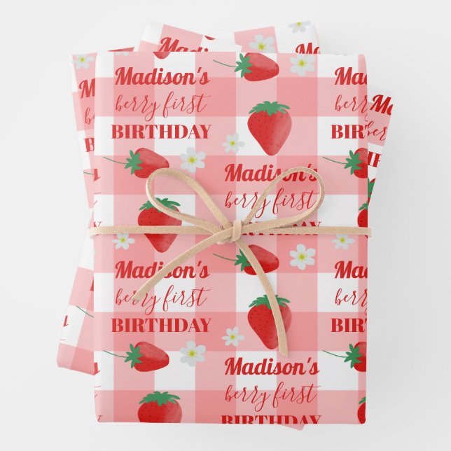 Feuille De Papier Cadeau Berry First Birthday Strawberry First 1er Nom (En situation)