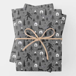 Feuille De Papier Cadeau Bigfoot et Jackalope dans le motif de bois gris
