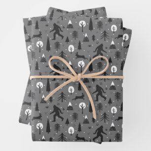 Feuille De Papier Cadeau Bigfoot et Jackalope dans les Bois gris Motif