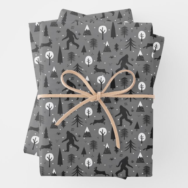 Feuille De Papier Cadeau Bigfoot et Jackalope dans les Bois gris Motif (En situation)
