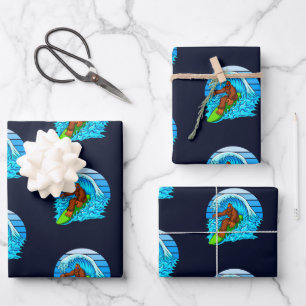 Feuille De Papier Cadeau Bigfoot Surfant sur les Vagues Amusant Sasquatch