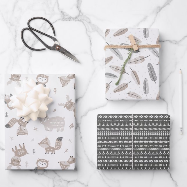 Feuille De Papier Cadeau Blancs Tribal mignons Animaux et plumes sur blanc (Recto)