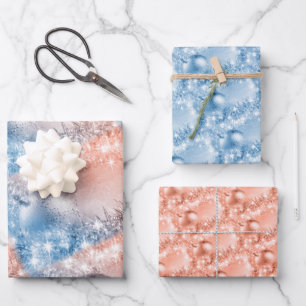 Feuille De Papier Cadeau Bleu clair élégant et boule de Noël corail