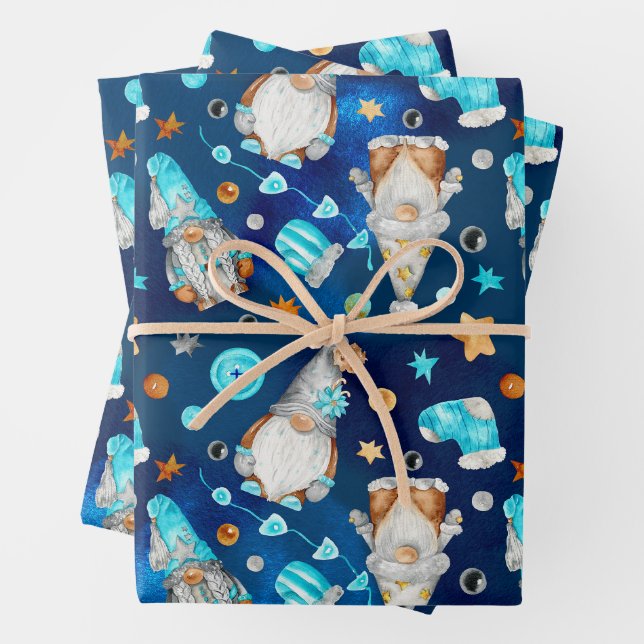 Feuille De Papier Cadeau Bleu de Noël mignon Gnomes scandinaves (En situation)