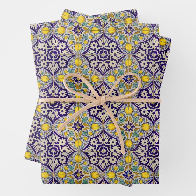 Feuille De Papier Cadeau Bleu Méditerranée Motif Fleurs Jaunes (En situation)