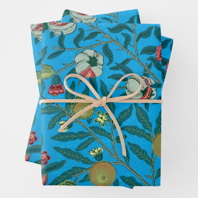 Feuille De Papier Cadeau Branches avec grenades de William Morris (En situation)