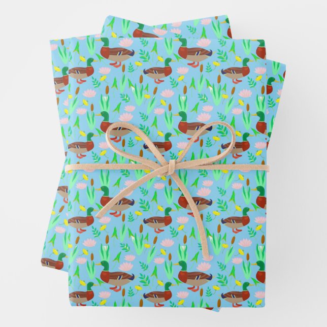 Feuille De Papier Cadeau Canards colverts dans un Motif de marais (En situation)