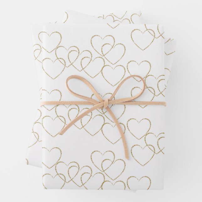 Feuille De Papier Cadeau Charms de cœur décoratifs élégants or et blanc (En situation)