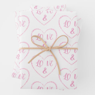Feuille De Papier Cadeau Charms de cœur rose, monogrammes de mariés