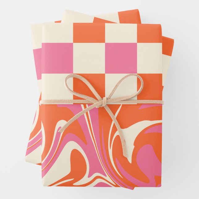 Feuille De Papier Cadeau Chèques et tourbillons - rose, orange et crème (En situation)