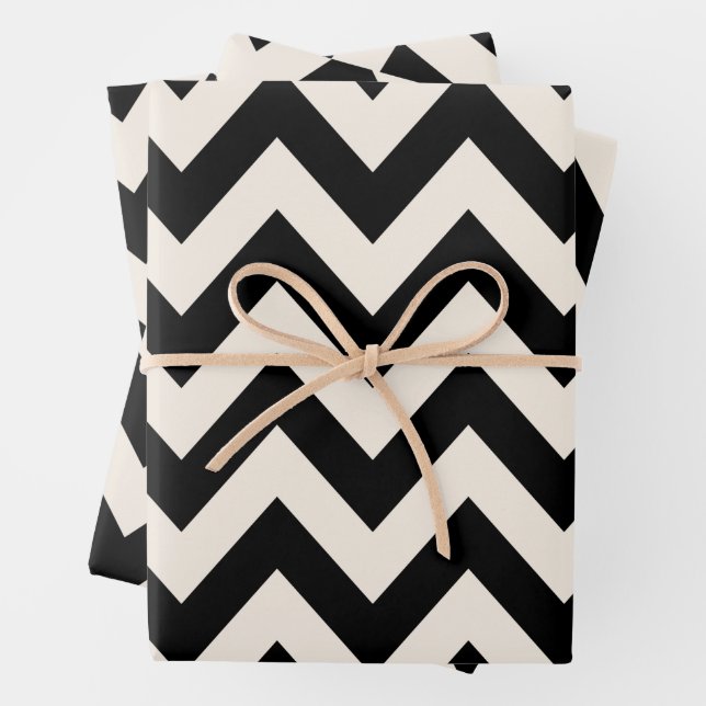 Feuille De Papier Cadeau Chevron Blanc Noir Et Crème, Zigzag Herringbone (En situation)