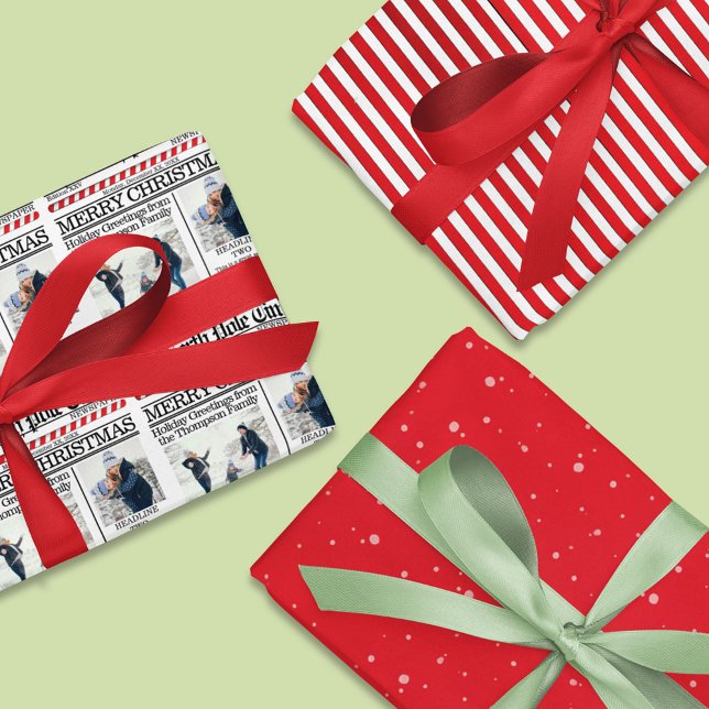 Feuille De Papier Cadeau Christmas Photo Collage Holiday Journal rouge (Christmas wrapping paper customized with photo and text, Whimsical Newspaper print. )