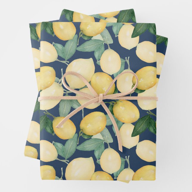 Feuille De Papier Cadeau Citrons aquarelles sur bleu marine (En situation)