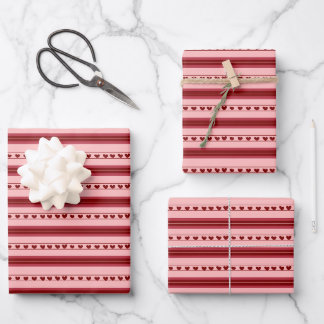 Feuille De Papier Cadeau Cœurs rouges clair et foncé en rayures