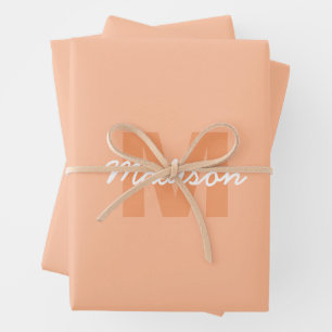 Feuille De Papier Cadeau Couleur pêche pastel cool avec nom de monogramme p