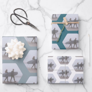 Feuille De Papier Cadeau Couple de surfeur minimaliste mousse verte