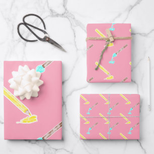 Feuille De Papier Cadeau Crayon et pinceau rose et amusant