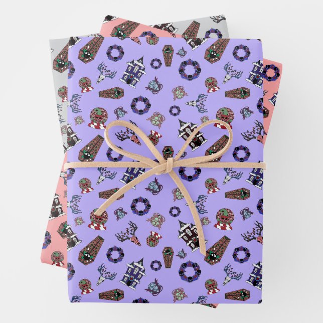 Feuille De Papier Cadeau Creepmas avec maison hantée, crânes, couronnes, ce (En situation)