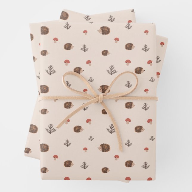 Feuille De Papier Cadeau Cute Woodland Hérisson et Motif de champignons (En situation)