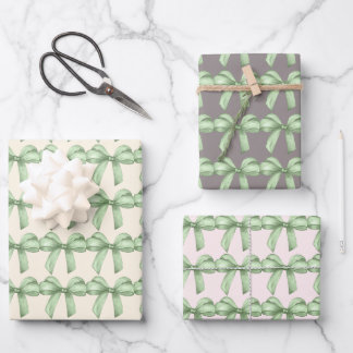 Feuille De Papier Cadeau Des arcs verts enveloppent du papier. Enveloppemen