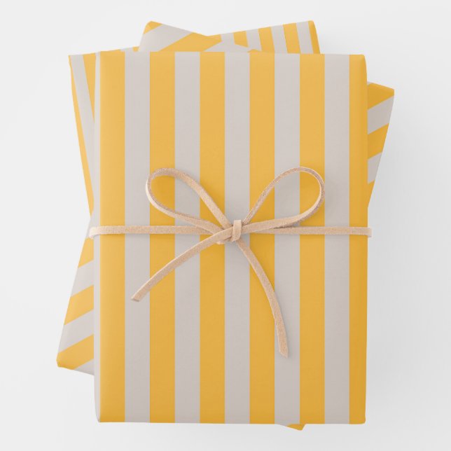 Feuille De Papier Cadeau Élégant minimaliste Yellow White Stripes Motif (En situation)