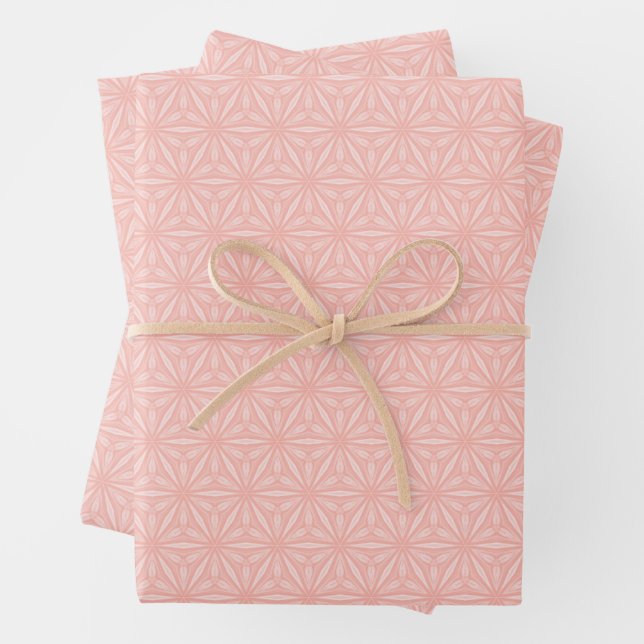 Feuille De Papier Cadeau Élégant motif floral géométrique rose pâle (En situation)